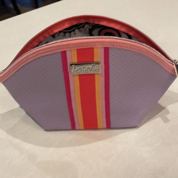 NWOT Benefit Make up bag with samples π€©